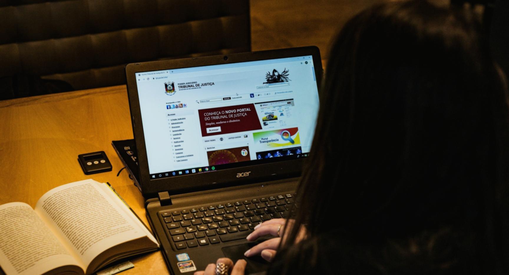 Espacio de trabajo moderno y colaborativo en las oficinas de quazentio