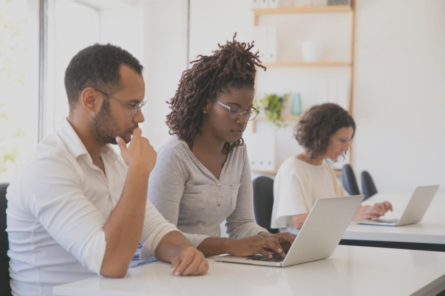 Equipo profesional de quazentio trabajando en estrategias financieras colaborativas